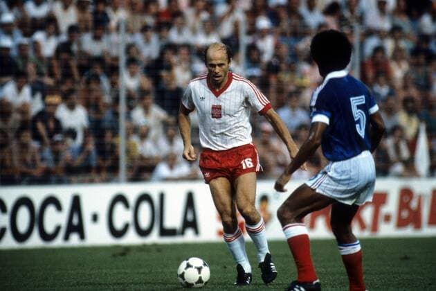 Grzegorz Lato (Polen, li.) gegen Gerard Janvion (Frankreich) Fußball WM Herren WM 1982, Länderspiel, Nationalteam, Nationaltrikot, Polen - Frankreich 3:2 Gruppe Alicante
