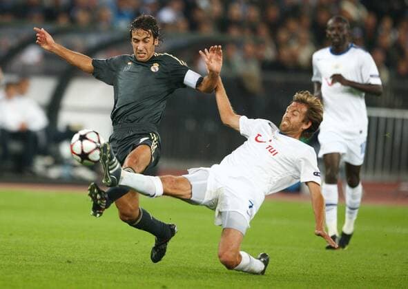 RAUL (L) , Real Madrid im Zweikampf um den Ball gegen Sivan AEGERTER , FC Zürich ---- Fussball Champions League , Gruppenphase Hinspiel , Zürich , 15.09.2009 FC ZUERICH - REAL MADRID CL Saison 2009 2010