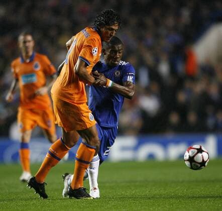 FC Chelsea London s Salomon Kalou (R) tussles with FC Porto s Bruno Alves - EDITORIAL USE ONLY. No use with unauthorised audio, video, data, fixture lists, club league logos or live services. Online in-match use limited to 120 images, no video emulation. No use in betting, games or single club league player publications.