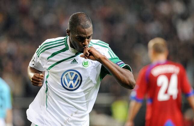 GRAFITE (VfL Wolfsburg) bejubelt seinen Treffer zum 1:0  o0 Jubel Freude