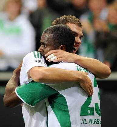 GRAFITE (vorn) bejubelt seinen Treffer zum 1:0 mit Edin DZEKO (re, beide VfL Wolfsburg)  o0 Jubel Freude
