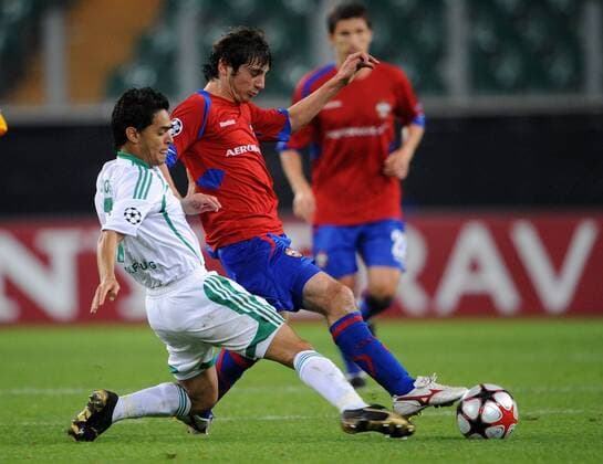 JOSUE (li, VfL Wolfsburg) gegen Alan DZAGOEV (re, ZSKA Moskau) 