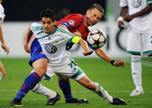 JOSUE (vorn, VfL Wolfsburg) gegen Aleksei BEREZUTSKI (ZSKA Moskau) 