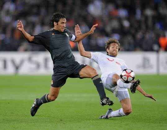 Raul (li, Real Madrid CF) gegen Silvan Aegerter (FC Zürich)  o00 Aufmacher