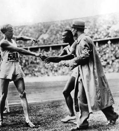 1936; Berlin, Jesse Owens (USA, Mitte) und Lennart Strandberg (Schweden), die während der Spiele Sportgeschichte schrieben, indem sie Freundschaft schlossen und Fairness Vorbilder waren angesichts nationalsozialistischer Rassenpolitik  - ZUMAk09