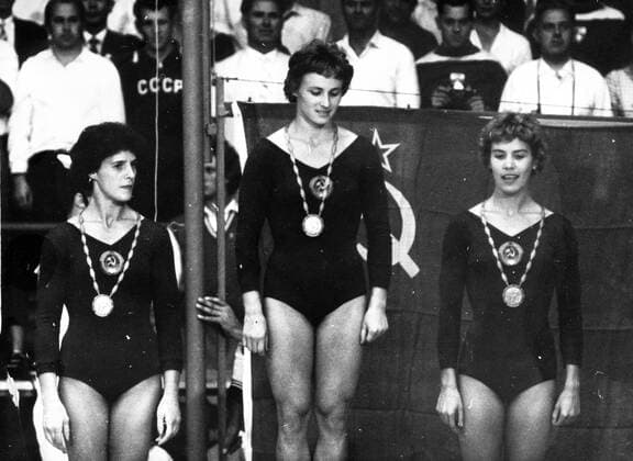 Sep 09, 1960; Rome; Winners of the long horse jump at the 1960 Olympic Games in Rome on the podium, all three Russian (L-R): MARGARITA NIKOLAIEVA, SOFIA MOURATOVA and LARISSA LATYNINA.  - ZUMAk09 o0 Os Sommer Olympische Sommerspiele Olympia Spiele o0 Damen Olympiasieg o0 Turnen Kunstturnen Geräteturnen MURATOWA