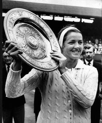 MARGARET COURT - AUSTRALIEN  - ZUMAk09 o0 Aufnahmedatum geschätzt o0 Damen Tennis Objekte Trophäe o0 Sieg Wimbledon All England Championships