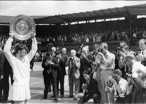 BILLIE JEAN KING - USA  - ZUMAk09 o0 Aufnahmedatum geschätzt o0 Damen Tennis Objekte Trophäe o0 Sieg Wimbledon All England Championships