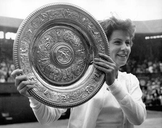MARIA BUENO from Brazil with her trophy after her victory in Wimbledon .  - ZUMAk09 o0 Sieg Tennis All England Championships o0 Damen Objekte Trophäe
