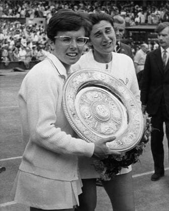 BILLIE JEAN KING (USA, L) beat J. TEGART at The Ladies Singles Final for the third time.  - ZUMAk09 o0 Wimbledon o0 Sieg Tennis All England Championships o0 Damen Objekte Trophäe Grand Slam