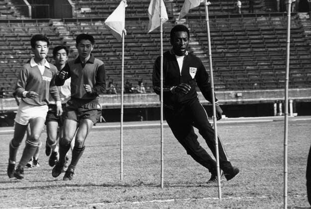 Pele (BRA) with Japanese school boys during a training session in the National Stadium, Tokyo  - ZUMAk09 o0 Aufnahmedatum geschätzt o0 Fußball o0 Herren