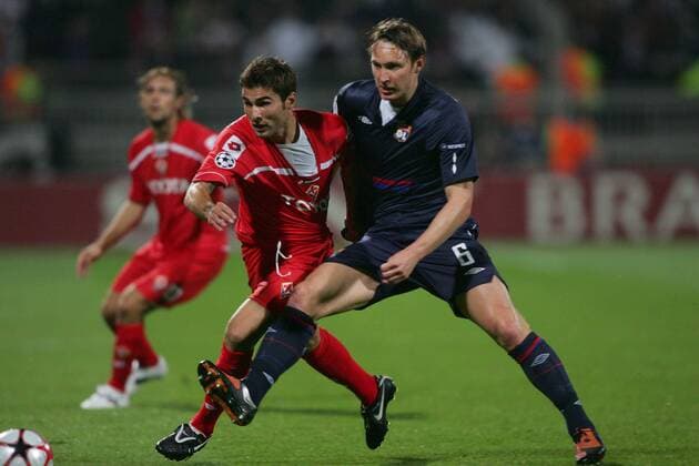 Olympique Lyonnais (OL) - ACF Fiorentina - Adrian Mutu (AC Florenz, L) gegen Kim Källström (Lyon) - 