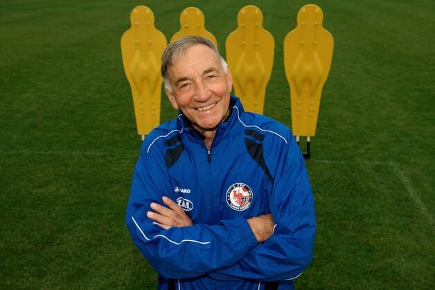 Trainer Bernd Schröder (1. FFC Turbine Potsdam) o0 Spielerattrappe, Trainingsfigur, Pappkamerad
