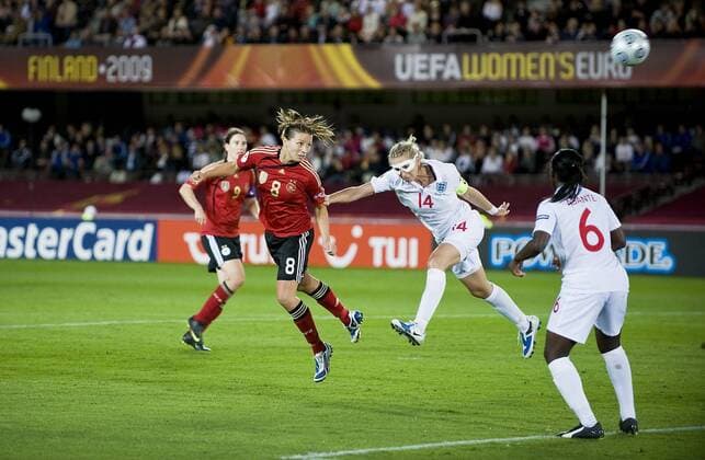 inka grings (ger, 2.v.l.) erzielt das tor zum 4:2 für deutschland vorbei an faye white (England, mit Gesichtsmaske) und Anita asante (England, r.), , England - Deutschland, Helsinki