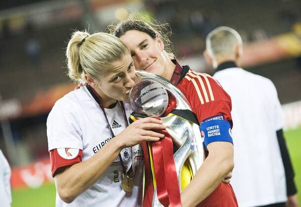 Europameister Deutschland: Birgit Prinz re. und Bianca Schmidt (deutschland) , küssen den Pokal, England - Deutschland, Helsinki o0 Jubel, Freude Objekte