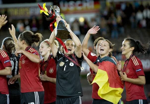 Europameister Deutschland: v.re. fatmire bajramaj, inka grings, Torwart Nadine Angerer und kim kulig , deutschland, jubeln mit dem Pokal, England - Deutschland, Helsinki o0 Jubel, Freude Objekte