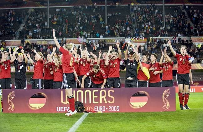 Europameister Deutschland: die Spielerinnen tanzen und feiern hinter einem Schild winners, England - Deutschland, Helsinki o0 Jubel, Freude Totale