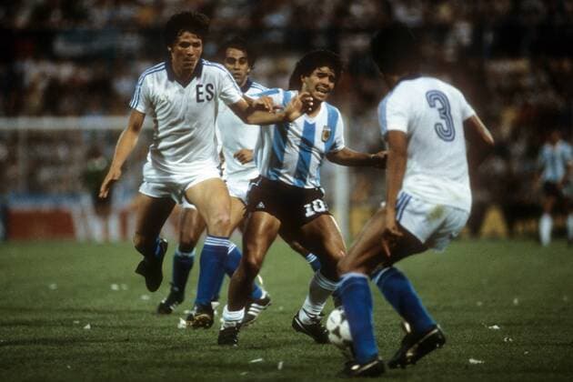 Diego Armando Maradona (Argentinien, Mitte) im Duell Fußball WM Herren WM 1982, Länderspiel, Nationalteam, Nationaltrikot, Argentinien - El Salvador 2:0 Gruppe Alicante Dynamik, Kampf,