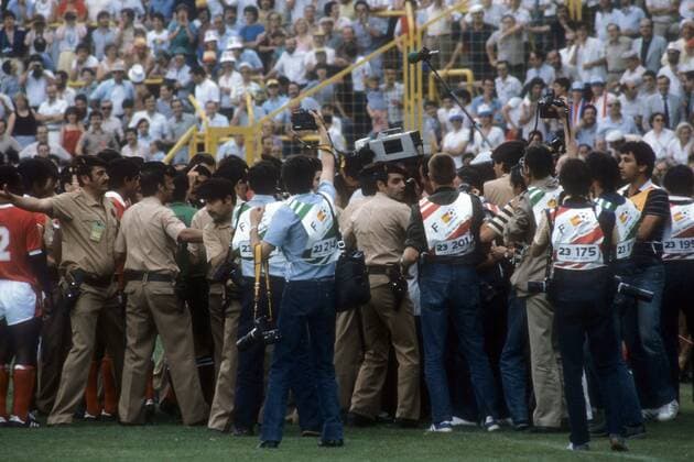 Tumulte nach dem Tor zum 1:0 für Frankreich, die Spieler aus Kuwait protestieren und wollen das Spiel abbrechen Fußball WM Herren WM 1982, Länderspiel, Nationalteam, Nationaltrikot, Frankreich - Kuwait 4:1 Totale Valladolid