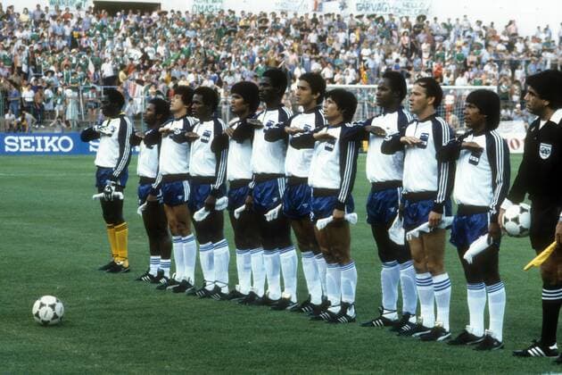 Nationalhymne Honduras mit Torwart Julio Cesar Arzu, Cesar Gutierrez, Jaime Villegas, Allan Costly, Ramon Maradiaga, Porfirio Betancourt, Jose Figueroa, Prudencio Morales, Hector Zelaya, Jose Cruz und Gilberto Yearwood Fußball WM Herren WM 1982, Länderspiel, Nationalteam, Nationaltrikot Totale Saragossa