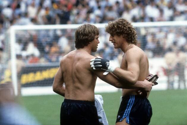 Torwart Friedl Koncilia (Österreich, li.) und Torwart Harald Schumacher (BR Deutschland) Fußball WM Herren WM 1982, Nationalteam, Länderspiel, BRD, BR Deutschland - Österreich 1:0 Gruppe Gijon