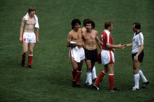 v.li.: Josef Degeorgi, Reinhold Hintermaier (beide Österreich), Paul Breitner (BR Deutschland), Erich Obermayer (Österreich) und Uli Stielike (BR Deutschland) Fußball WM Herren WM 1982, Länderspiel, Nationalteam, Nationaltrikot, BRD, BR Deutschland - Österreich 1:0 Gruppe Gijon