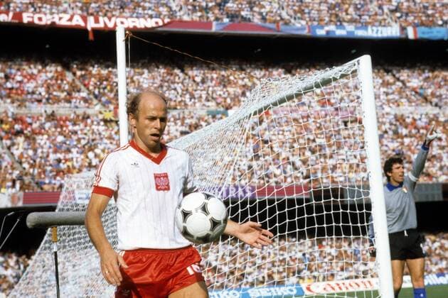 Grzegorz Lato (Polen, li.) und Torwart Dino Zoff (Italien) Fußball WM Herren WM 1982, Länderspiel, Nationalteam, Nationaltrikot, Polen - Italien 0:2 Gruppe Barcelona