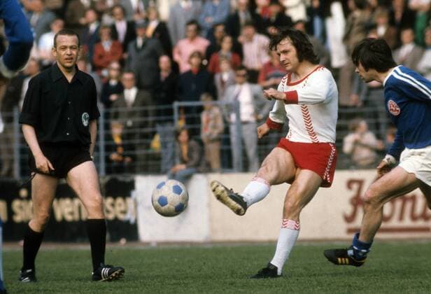 Willi Lippens (Rot Weiß Essen) Fußball 1. BL Herren Saison 1973 1974, RWE, RW Einzelbild Dynamik,