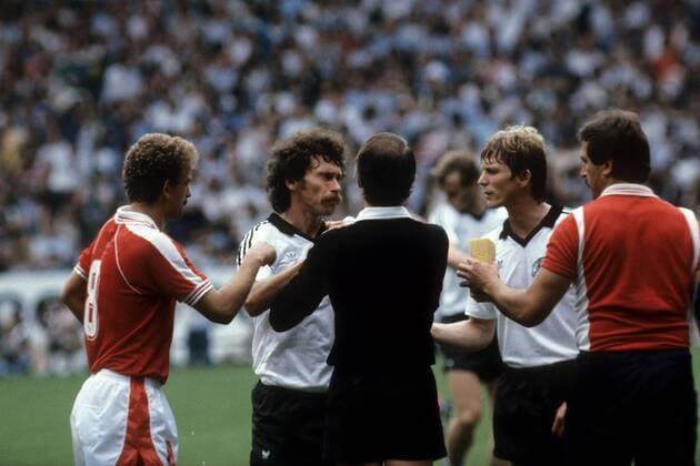 v.li.: Herbert Prohaska (Österreich), Paul Breitner (BR Deutschland), FIFA Schiedsrichter Robert Valentine (Schottland) und Karl Heinz Förster (BR Deutschland) Fußball WM Herren WM 1982, Länderspiel, Nationalteam, Nationaltrikot, BRD, BR Deutschland - Österreich Gruppe Gijon