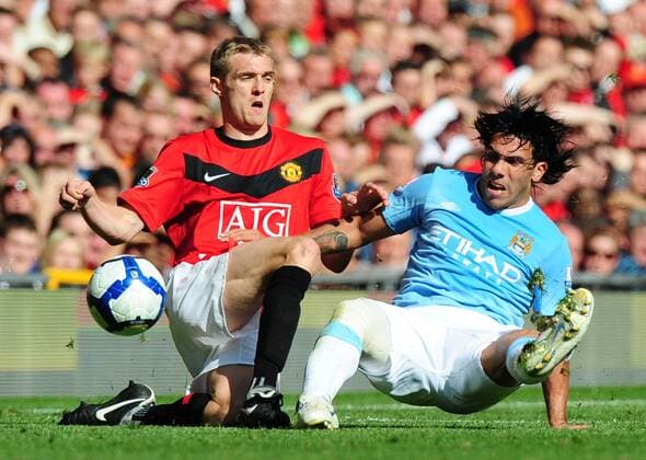 Darren Fletcher (L) of Manchester United clashes with Carlos Tevez of Manchester City - EDITORIAL USE ONLY. No use with unauthorised audio, video, data, fixture lists, club league logos or live services. Online in-match use limited to 120 images, no video emulation. No use in betting, games or single club league player publications. o0 ManU
