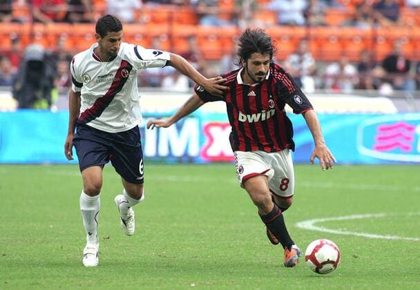 GENNARO GATTUSO (AC Mailand, re.) gegen MIGUEL BRITOS (Bologna FC) -