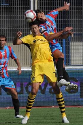 Julio Cruz (Lazio Rom) gegen Matias Silvestre (Catania Calcio, re.) - 
