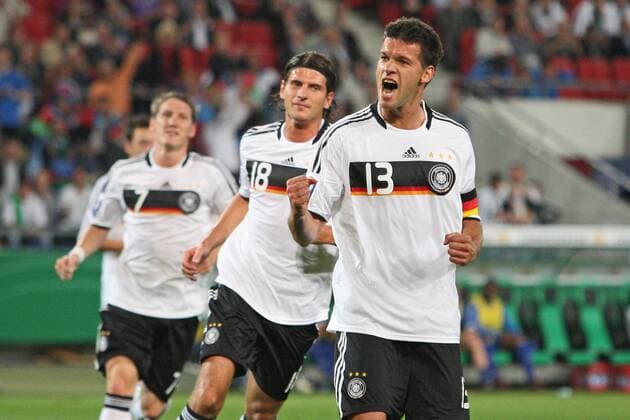 Michael Ballack (Deutschland) jubelt - dahinter Mario Gomez und Bastian Schweinsteiger o0 Jubel, Freude