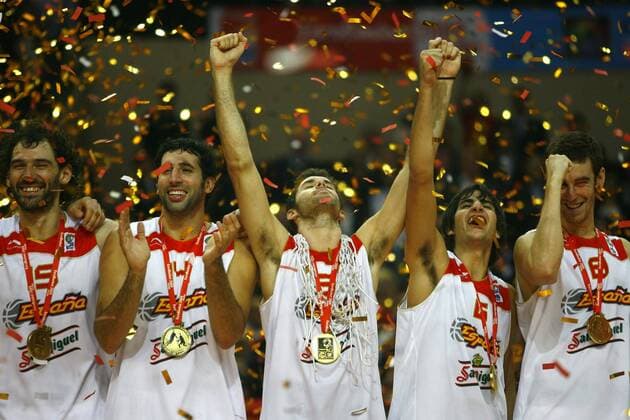 Spanien ist Europameister 2009, v.li.: JORGE GARBAJOSA , Alex Mumbru, RUDY FERNANDEZ , RICKY RUBIO und Victor Claver -  _udy5579.jpg o0 Finale Sieg, Sieger, Jubel Freude, Medaille, Medaillen Goldmedaille Konfetti Konfettiregen