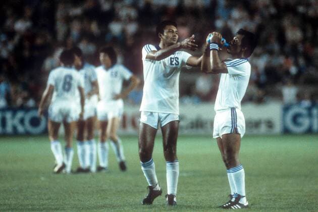 Spieler aus El Salvador erfrischen sich während des Spiels Fußball WM Herren WM 1982, Länderspiel, Nationalteam, Nationaltrikot, Gruppe Elche