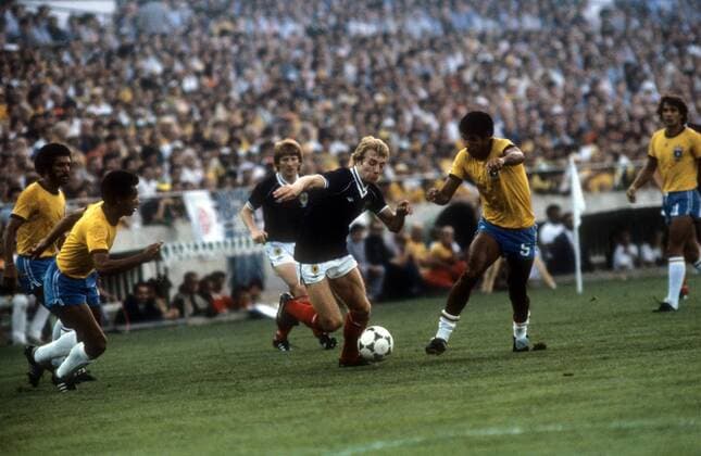 Steve Archibald (Schottland, Mitte) gegen Cerezo (2. v. re.), daneben v. li.: Junior, Luisinho (beide Brasilien), Gordon Strachan (Schottland) und Eder (Brasilien) Fußball WM Herren WM 1982, Länderspiel, Nationalteam, Nationaltrikot, Brasilien - Schottland 4:1 Gruppe Sevilla Dynamik,