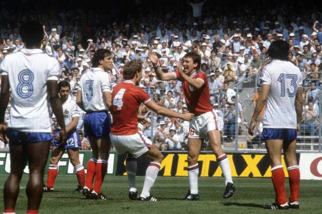 Bryan Robson (2. v. re.) und Terry Butcher (4, beide England) - Torjubel Fußball WM Herren WM 1982, Länderspiel, Nationalteam, Nationaltrikot, England - Frankreich 3:1 Gruppe Bilbao Freude, Begeisterung,
