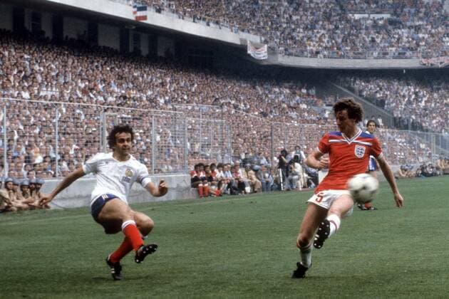 Michel Platini (Frankreich, li.) gegen Steve Coppell (England) Fußball WM Herren WM 1982, Länderspiel, Nationalteam, Nationaltrikot, England - Frankreich 3:1 Gruppe Bilbao Dynamik,