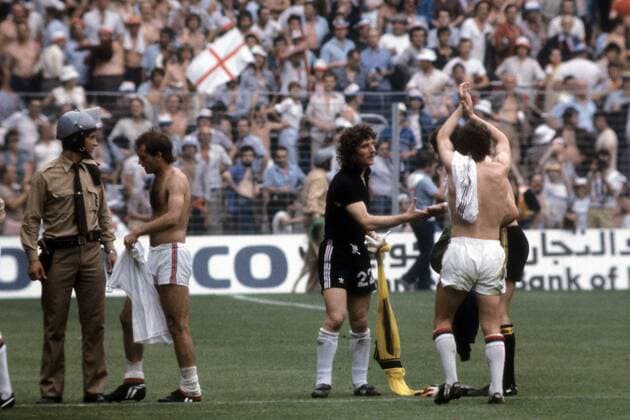 Torwart Jean Ettori (Frankreich, Mitte) - Abgang Fußball WM Herren WM 1982, Länderspiel, Nationalteam, Nationaltrikot, England - Frankreich 3:1 Gruppe Bilbao