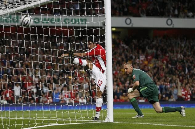 FC Arsenal London s Carlos Vela (L) scores his sides second goal as West Brom s Dean Kiely looks on - EDITORIAL USE ONLY. No use with unauthorised audio, video, data, fixture lists, club league logos or live services. Online in-match use limited to 120 images, no video emulation. No use in betting, games or single club league player publications. o0 Tor o0 Bromwich Albion