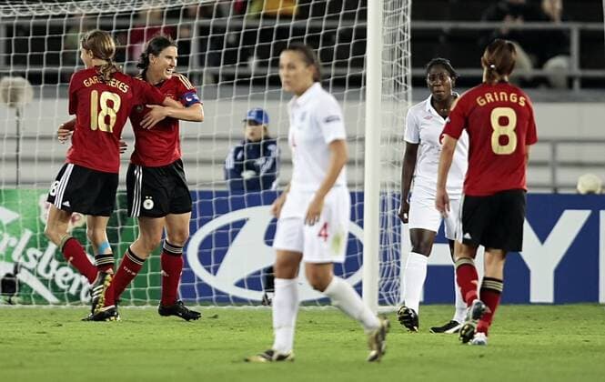 Fussball, Europameisterschaft, Finale, England - Deutschland, Jubel Birgit Prinz (2.v.re.) und Kerstin Garefrekes (beide Deutschland) o0 Freude Jubel