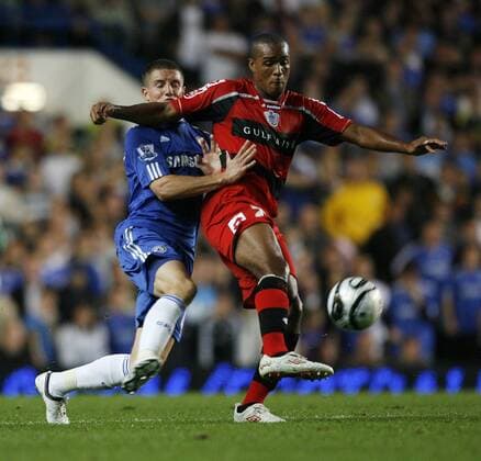 Chelsea FC London s Sam Hutchinson (L) tussles with Queens Park Rangers London s Jay Simpson Carling Cup Chelsea FC London v Queens Park Rangers London EDITORIAL USE ONLY. No use with unauthorised audio, video, data, fixture lists, club league logos or live services. Online in-match use limited to 120 images, no video emulation. No use in betting, games or single club league player publications. o00 QPR