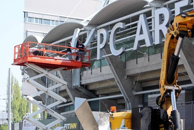 Umbauarbeiten am Schriftzug der UPC Arena, Heimspielstätte des SK Sturm Graz - 