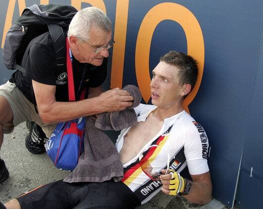 Tony Martin (re.) und Betreuer Dieter Ruthenberg (beide Deutschland) o0 Erschöpfung