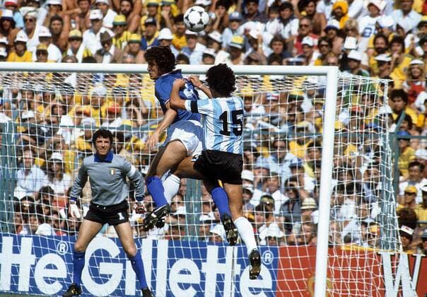 Giancarlo Antognoni (2.v.li.) und Torwart Dino Zoff (beide Italien) gegen Daniel Passarella (Argentinien) Fußball WM Herren WM 1982, Länderspiel, Nationalteam, Nationaltrikot, Italien - Argentinien 2:1 Gruppe Barcelona Dynamik, Kampf,