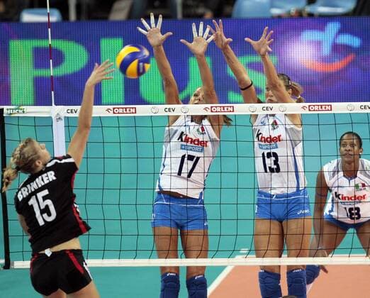 ITALY v GERMANY - MAREN BRINKER (GER, li.), SIMONA GIOLI (Mitte), VALENTINA ARRIGHETTI (beide ITA)  BOR_20090925_1576.jpg
