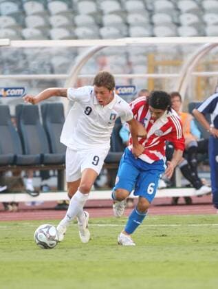 Umberto EUSEPI (ITA, li.) gegen Rodrigo BURGOS (Paraguay) Fußball WM Herren U20 WM 2009, Länderspiel, Nationalteam, Nationaltrikot, U 20, Paraguay - Italien Gruppe Kairo Dynamik,