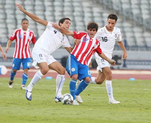 Nicolas MARTINEZ (Paraguay, Mitte) gegen Matteo GENTILI (li.) und Giacomo BONAVENTURA (beide Italien) Fußball WM Herren U20 WM 2009, Länderspiel, Nationalteam, Nationaltrikot, U 20, Paraguay - Italien Gruppe Kairo