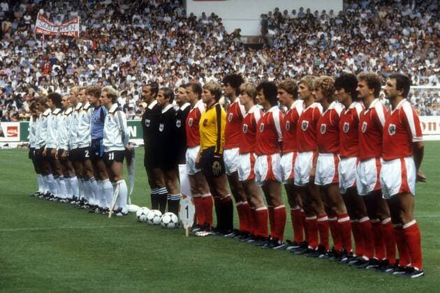 Nationalhymne Österreich (rot) und BR Deutschland Fußball WM Herren WM 1982, Länderspiel, Nationalteam, Nationaltrikot, BR Deutschland - Österreich 1:0, BRD Totale Gijon