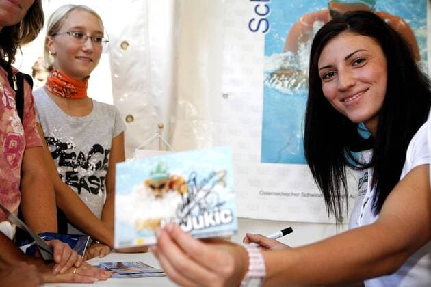 SPORT DIVERS - Tag des Sports 2009 -26090983016 - WIEN,AUSTRIA,26.SEP.09 -DIVERS, SCHWIMMEN - Tag des Sports 2009. Mirna Jukic (AUT) mit ihrer Autogrammkarte und Fans.  o0 Damen